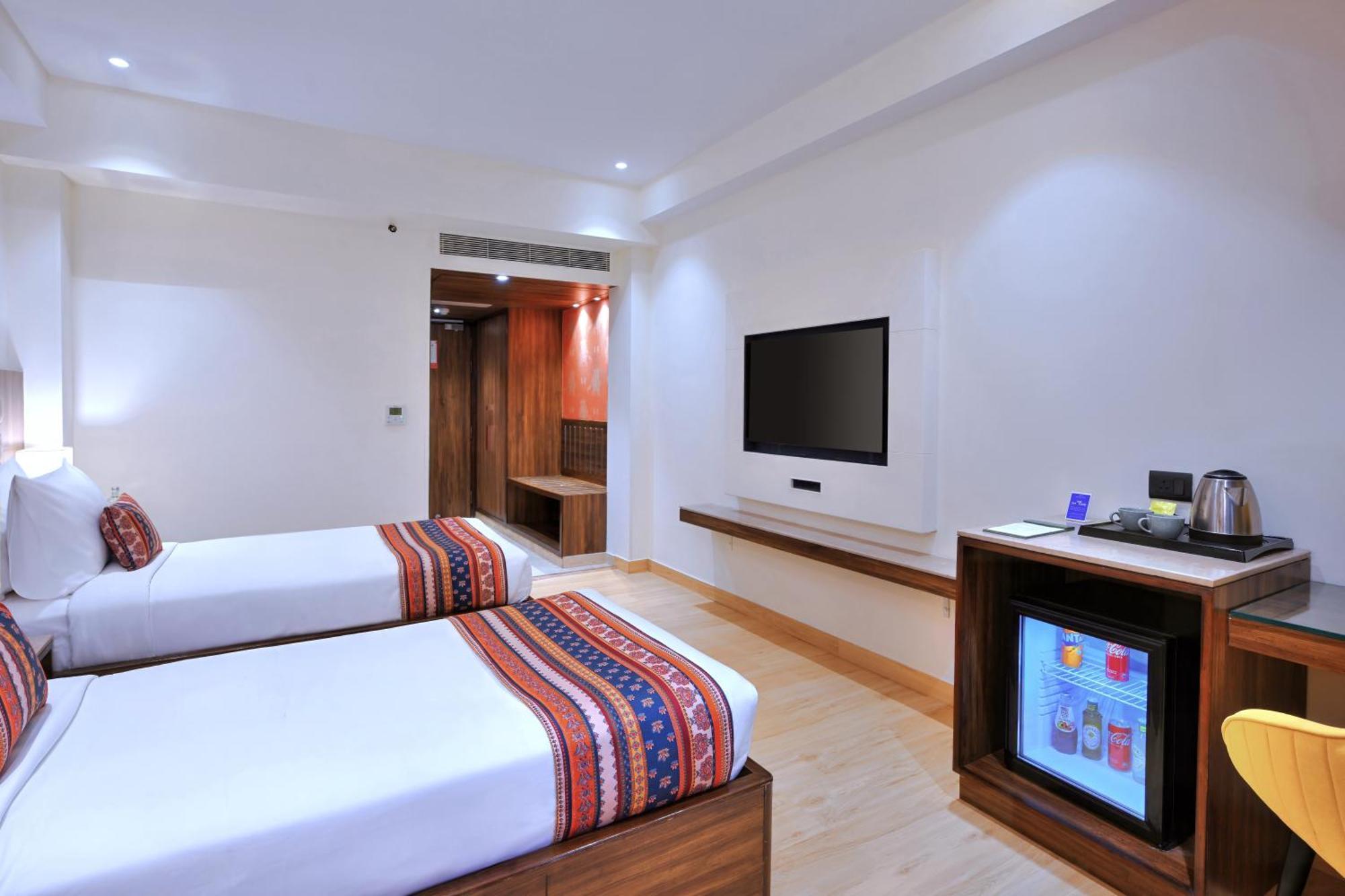 Отель Golden Tulip Agra Агра Экстерьер фото