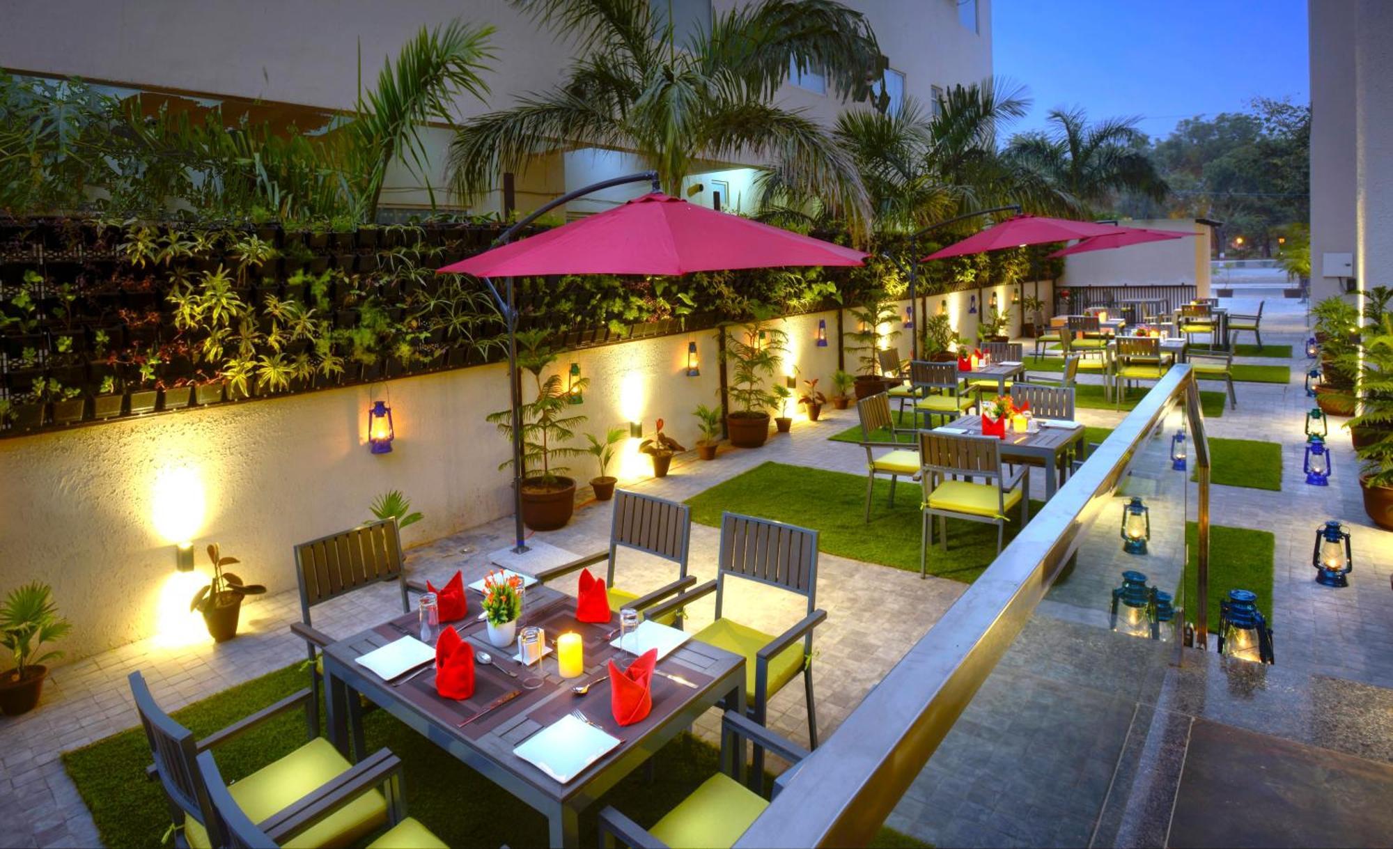 Отель Golden Tulip Agra Агра Экстерьер фото